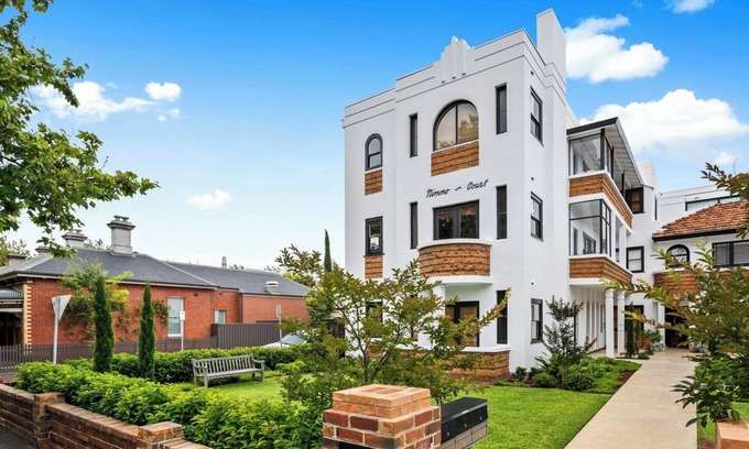 Middle Park Apartment | A1 Art Deco 2 Bedroom Apt. Sleeps 5. Nimmo1