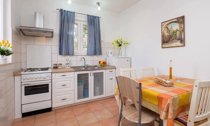 Vinisce Apartment | A2 - Modern apartment with garden, 80m from beach