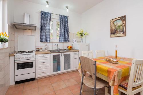 Vinisce Apartment | A2 - Modern apartment with garden 80m from beach