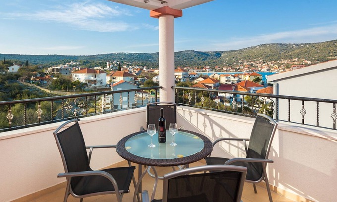 Vinisce Apartment | A3 modern apartment with garden, 80m from beach