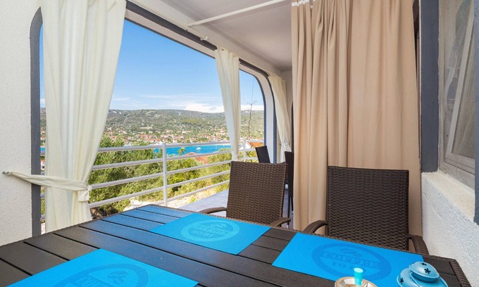 Vinisce Apartment | A4 - Modern apt w. terrace, 3 min walk to beach