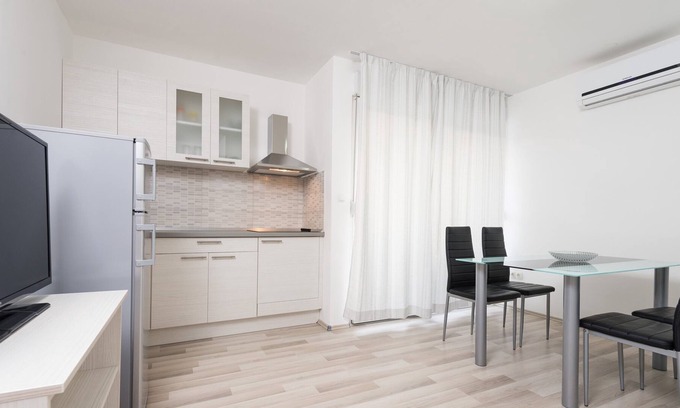 Podstrana Apartment | A4 - spacious apt with the sea view & use of pool