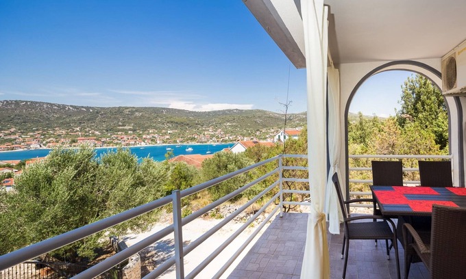 Vinisce Apartment | A5 - Modern apt with terrace, 3 min walk to beach