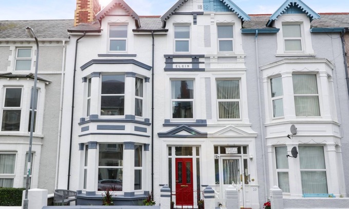 Llandudno Cottage | ABBEYLANDS HOUSE, pet friendly, with a garden in Llandudno