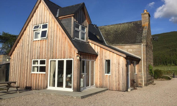Ballater House | Aberdeen Cottage, BallaternStunning views inc over the River Dee. 1/4 acre gdn.