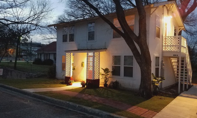 Llano Bed & Breakfast | Above Apartment At Flossie's Corner