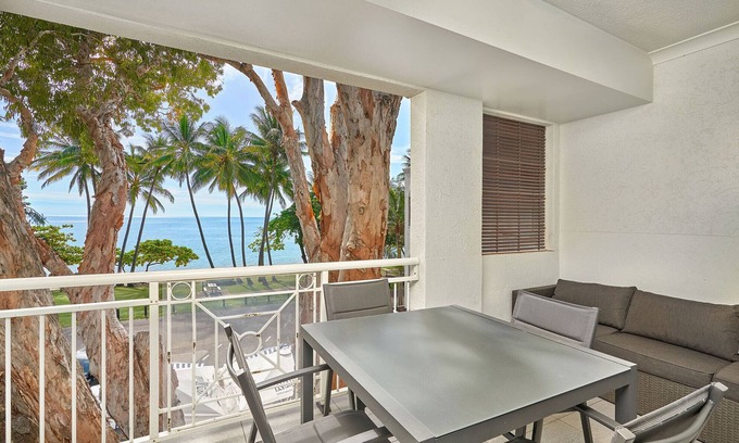 Palm Cove Apartment | Absolute Beach Front 1 Bedroom Apartment Palm Cove