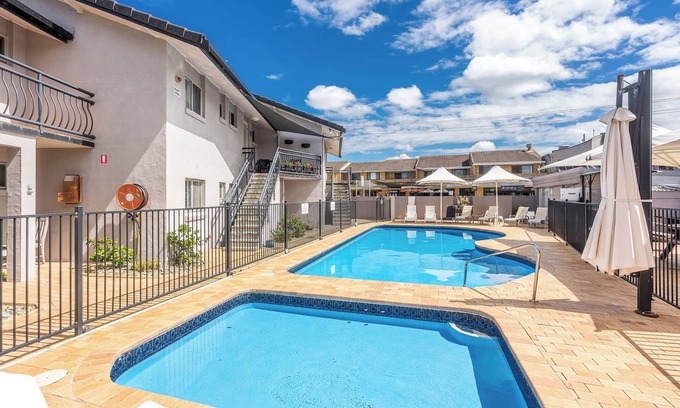 North Creek Apartment | Absolute Beachfront Apartment 1B