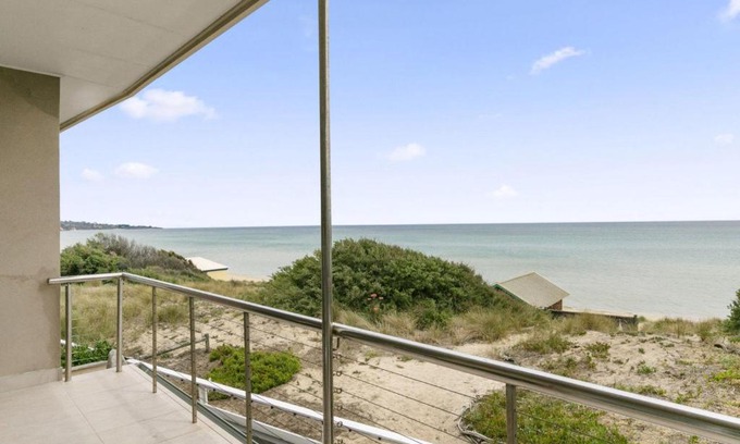 Frankston House | ABSOLUTE BEACHFRONT - FRANKSTON