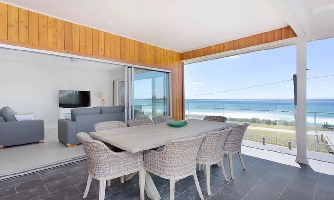 Warilla Apartment | Absolute Beachfront Holiday Apartment w Panoramic Ocean Views