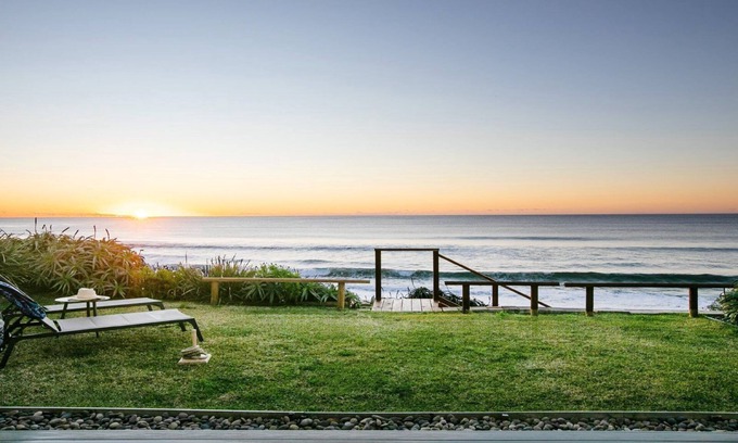 Wamberal House | Absolute beachfront on surf beach