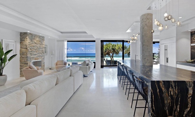 Gold Coast Villa | Absolute Main Beach (Heated Pool)