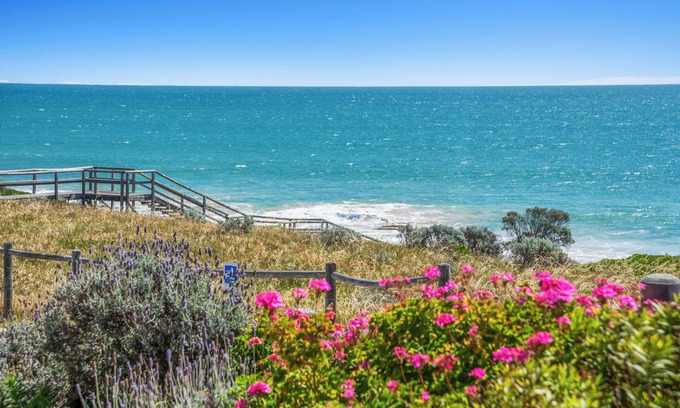 Halls Head House | Absolute Oceanfront - Escape