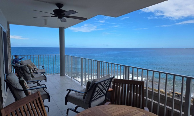 Kailua-Kona Condo | 🌴Absolute oceanfront getaway. Nicely upgraded and well equipped🌴