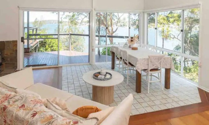 Lake Macquarie City Council House | Absolute waterfront home with a private jetty in Lake Macquarie NSW