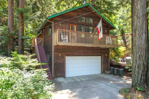 Guerneville House | Absolute Zen! Redwoods! BBQ Grill! Fast WiFi! Ping Pong! Dog Friendly!