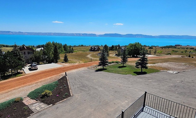 Fish Haven House | AC included. Amazing lake and mountain views. Sleeps 16 max.