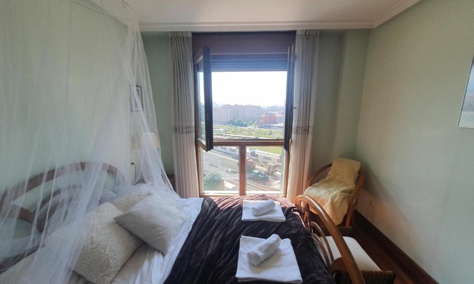 Distrito Oeste Apartment | Acacias - Piso amplio en Playa de Poniente para 6 personas con garaje - VUT-2654-AS