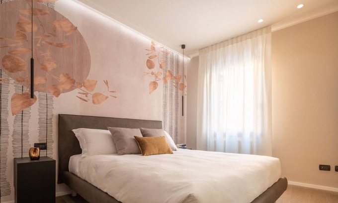 Dorsoduro Apartment | Accademia Design Apartment with Balcony R&R