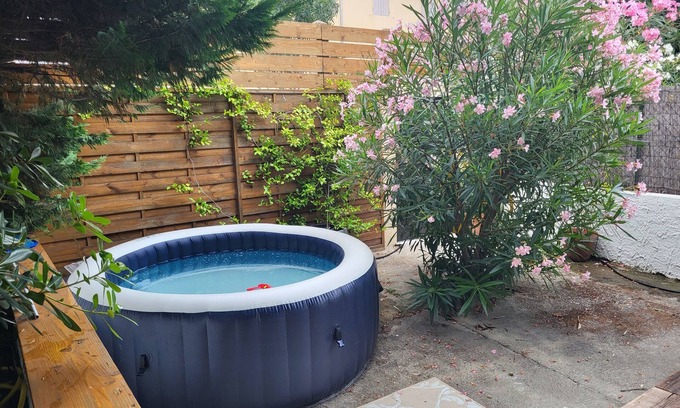 St.-Remy-de-Provence Apartment | Accommodation with spa and garden in the heart of Saint Rémy de provence