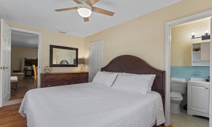 Flagami House | Accommodation with swimming pool in West Miami