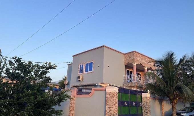 Accra Apartment | ACCRA N/BEACH 2/3-bedroom charming apartment with WiFi, AC in Weija, Accra.