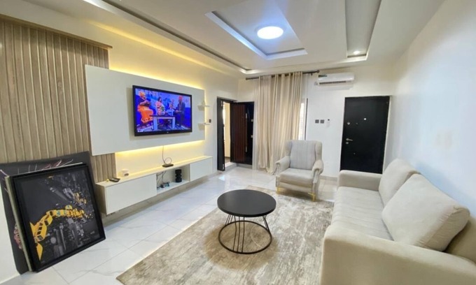 Abuja Apartment | Ace apartments | 2BDR + Fast WiFi | 24 HRS Power| laundry | security | Smart TV