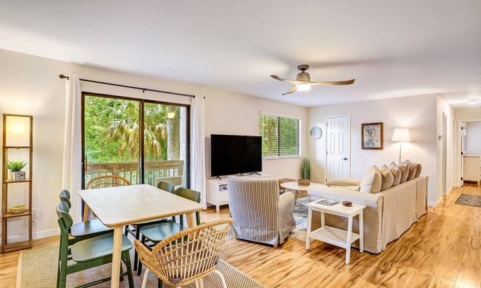 Fernandina Beach Condo | Ace the Day: Pool, Tennis, & Pickleball Fun