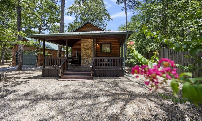 Broken Bow Cabin | Acorn Alcove: Cozy couple's cabin with Wi-Fi, Hot Tub, Fire Table, Pet friendly