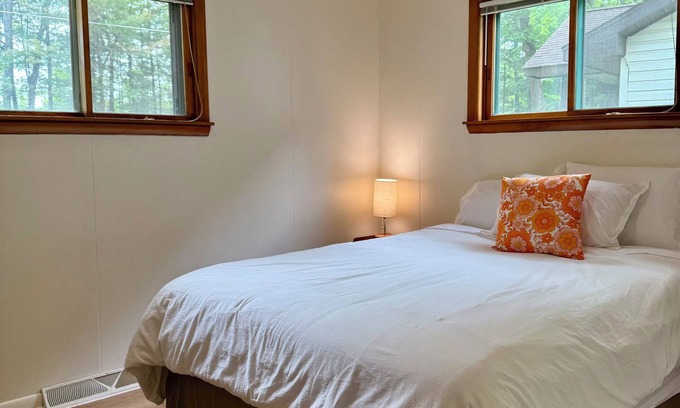 West Branch Cottage | Acorn Cottage - lake view - pet friendly - wifi - a/c