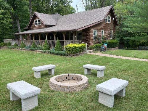 Bloomington House | Acorn Resort a Unique Retreat Cabin, 13 acres land