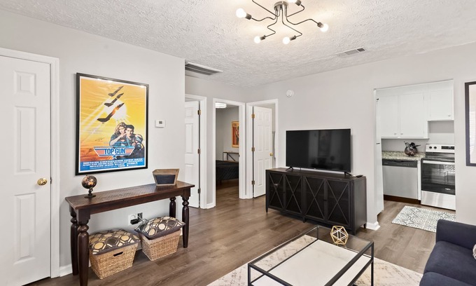 Auburn Apartment | Across from Campus! Magnolia LinenCo #7 Downtown AU