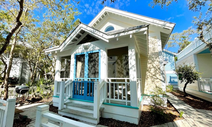 Seaside Cottage | Across from Pool in Seaside, Short Walk to Beach, 2 Bed, Sleeps 4 + 2 Bikes!