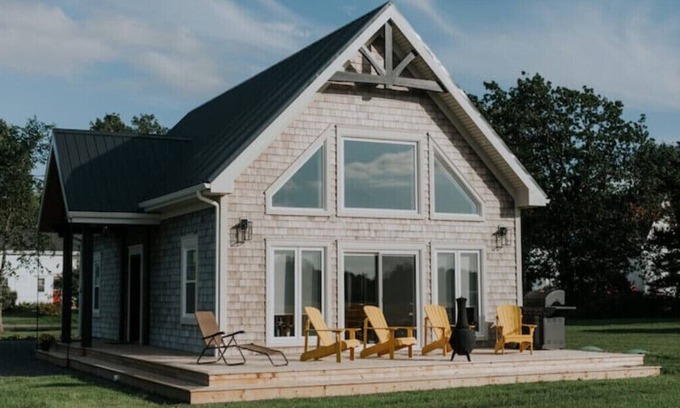Kings County House | "Across the Way" 3-Bedroom Country Homen