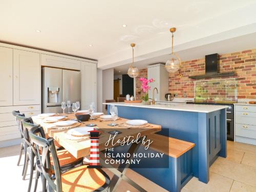 Adgestone Villa | Adgestone Villa - A Luxurious Countryside Escape with Heated Pool, Near Sandown Beach, Dog Friendly in Rural Sandown - Perfect Getaway for Family & Friends