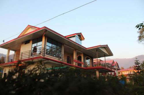 Gunehr House | Aditya Homestay Bir-Billing surrounded by Mountains