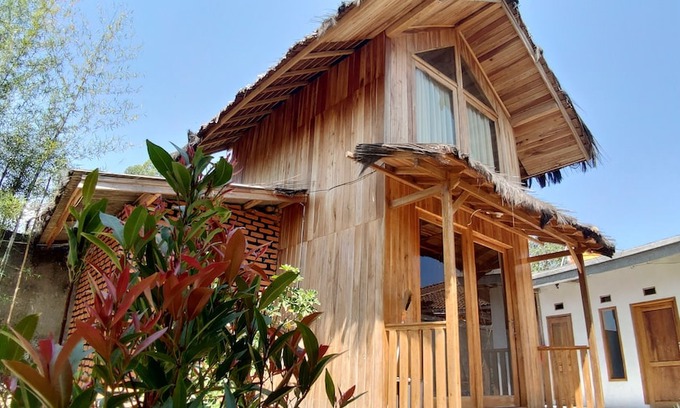 Cisurupan Hotel | Adk Papandayan Homestay & Tour