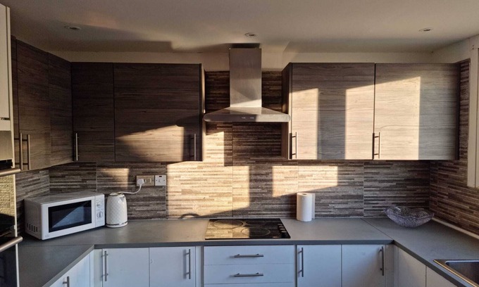 Basildon House | Admirable 5 Bedroom House with Parking