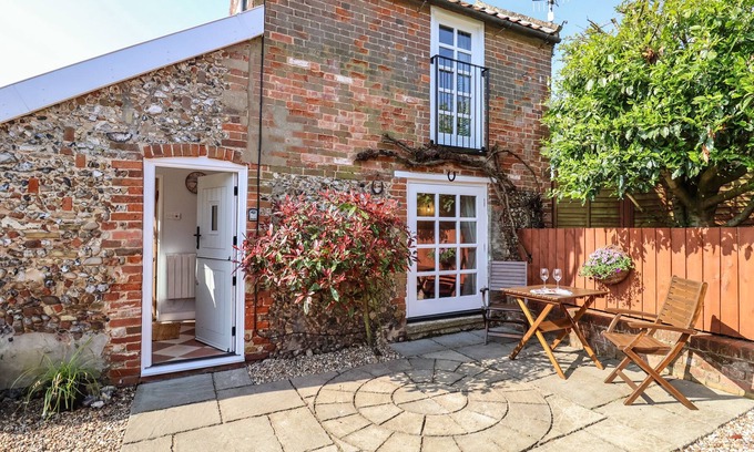 Woodbridge Cottage | ADMIRAL COTTAGE, pet friendly, with a garden in Snape, Suffolk