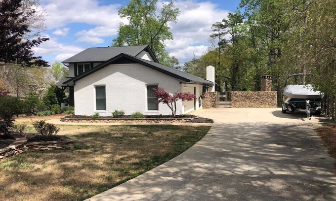 Gainesville House | Admiral's Club, wide cove, spa, pool/ping pong/air hockey/poker tables