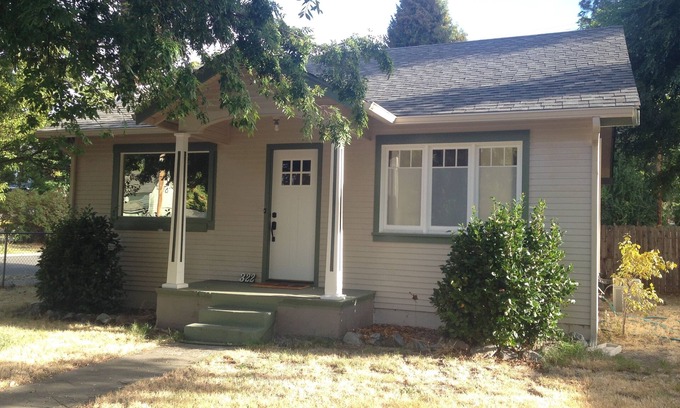 Grants Pass Cottage | Adorable 2 bedroom 1 bath Craftsman Cottage in Downtown Grants Pass