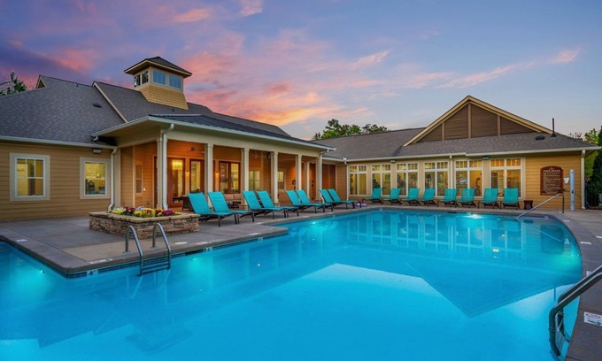 Executive Park Apartment | Adorable apartment w/pool view
