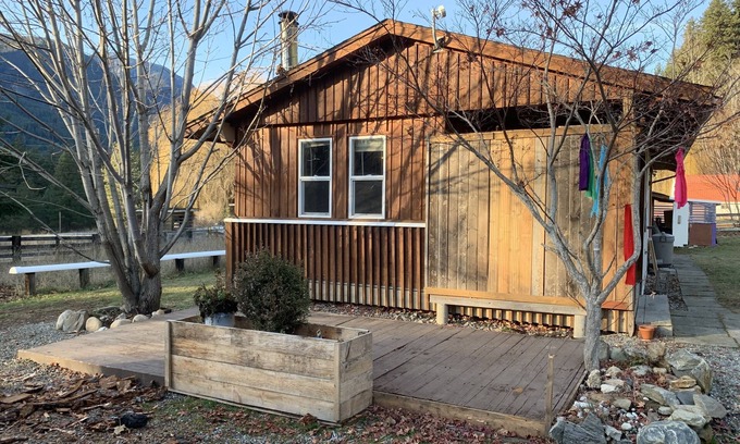 Boston Bar Cabin | Adorable Cabin on a Mountainside Farm