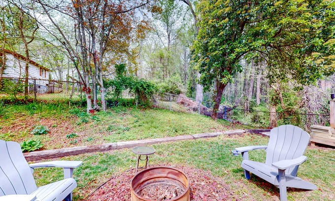 Lynn House | Adorable cottage with mountain views, fenced yard, firepit & W/D - dog-friendly