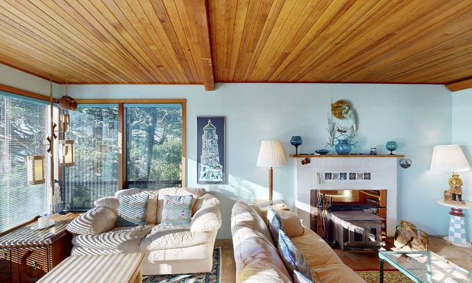 Newport House | Adorable Dog-Friendly Home in Historic Deco District - Short Walk to Beach