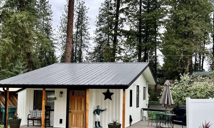 Coeur d'Alene Cabin | Adorable Harbor Island Hideaway