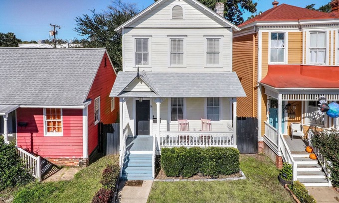 Thomas Square House | Adorable Historic Home w/Hot Tub! in Starland District By Downtown Savannah