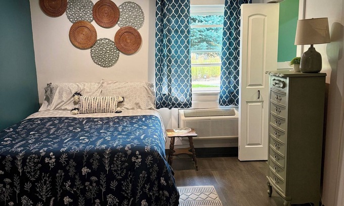 Lewistown Apartment | Adorable studio unit with full kitchen