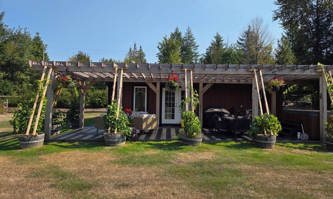 Lake Cowichan Cottage | Adventure & Wildlife await in Stunning 2BR cottage on Cowichan Rivernn