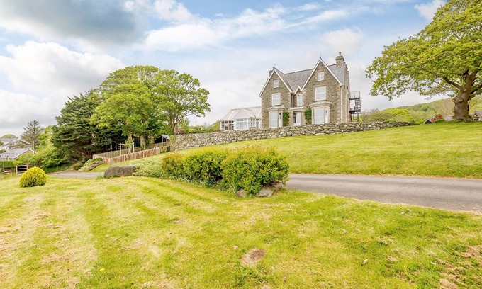Dyffryn Ardudwy House | AEL Y BRYN COUNTRY HOUSE, pet friendly in Dyffryn Ardudwy